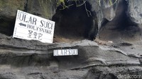 Berada di pinggir bawah tebing, kamu bisa melihat ular suci di sana. (Bonauli/detikcom)