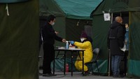 Mengutip South China Morning Post, distrik Shunyi dan Chaoyang yang menjadi tempat penyebaran virus corona saat ini ditutup dan diberlakukan kontrol ketat terhadap akses warga yang keluar masuk. AP Photo/Ng Han Guan  