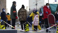 Tak hanya itu, pihak berwenang juga melakukan tes massal di kedua lokasi itu. Sebanyak 234.413 orang di distrik Chaoyang dites pada Sabtu, semuanya dinyatakan negatif COVID-19. AP Photo/Ng Han Guan  