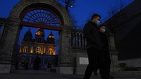 Warga diminta untuk tidak meninggalkan kota dan tidak menghabiskan waktu ke tempat hiburan dan wisata selama liburan Tahun Baru dan Festival Musim Semi. AP Photo/Ng Han Guan  