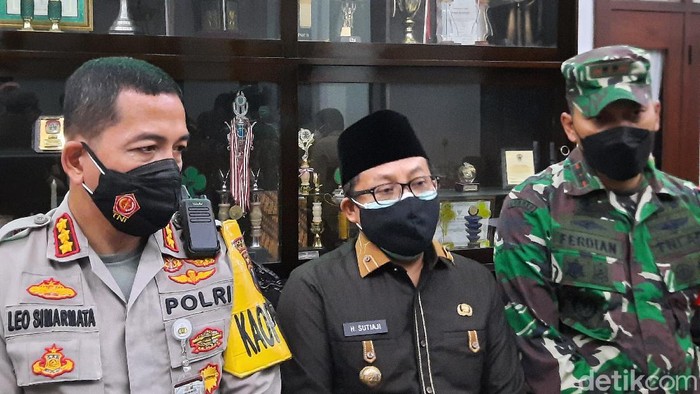 Wali Kota Malang Sutiaji (tengah) bersama Kapolresta Malang Kota, Kombes Pol Leonardus Simarmata serta Dandim 0833 Kota Malang, Letkol Arm Ferdian Primadhona