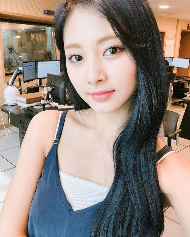 4. Tzuyu adalah artis KPop selanjutnya yang masuk top 10 The Most Beautiful Faces of 2020 versi TC Candler. Wanita asal Taiwan ini memang dikenal sebagai visual dalam grupnya, TWICE. Foto: Instagram @twicetagram
