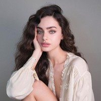 1. Yael Shelbia sebelumnya menjadi wanita ketiga dalam daftar wanita tercantik di dunia dan kini meraih posisi satu dalam 100 Most Beautiful Faces of 2020. Tak perlu diragukan wajah model dan aktris asal Israel ini memang tampak sempurna dan memikat. Foto: Instagram @yaelshelbia