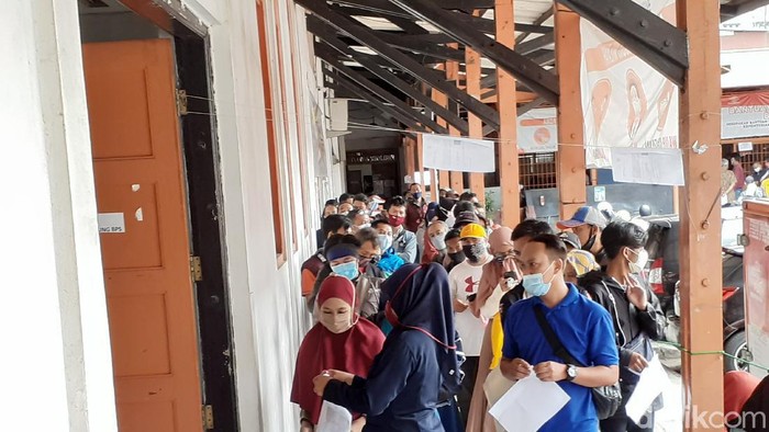Warga Bandung padati kantor pos untuk ambil bansos provinsi.