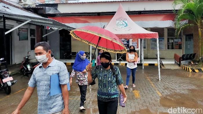 Warga mendatangi Disdukcapil Makassar meski layanan tutup karena pegawai positif COVID-19 (Ibnu Munsir-detikcom).