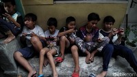 Sebagai informasi, Kasus positif Covid-19 di Jakarta terus mengalami peningkatan. Jumat (25/12), kasus positif di Ibu Kota menyentuh angka 2.096. Kepala Bidang Pencegahan dan Pengendalian Penyakit Dinkes DKI Jakarta Dwi Oktavia mengatakan, angka ini merupakan penambahan kasus harian tertinggi sepanjang pandemi Covid-19 melanda wilayah Jakarta.