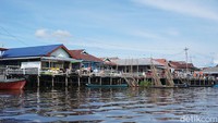 Sungai tidak hanya sekedar penghubung daratan saja di Kalimantan, namun berperan penting juga bagi roda perekonomian warga di sana. (Wahyu Setyo Widodo/detikTravel)