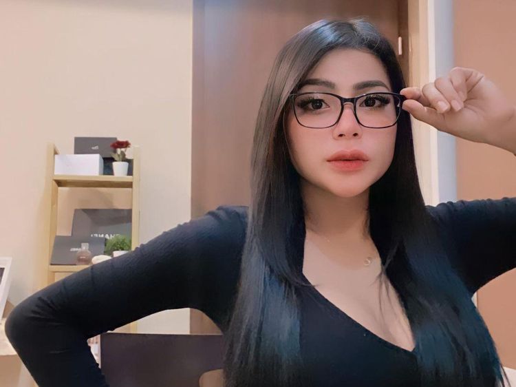 Cantiknya Tisya Erni, Model Hot yang Suka Ngopi dan Ngemil Apel