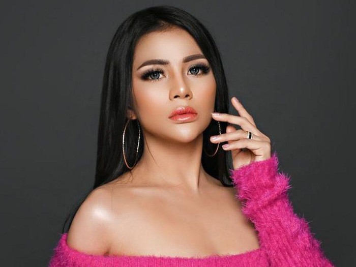 10 Potret Erni Tisya yang Disebut Netizen Calon Bidadari Surga