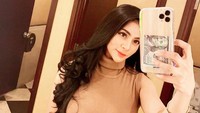 Erni Tisya mengaku melakukan gigit sosis atas konsep Bobby. (Foto: dok. Instagram @erni_tisya) 