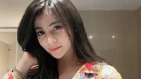 Pose menggoda Erni Tisya. (Foto: dok. Instagram @erni_tisya) 