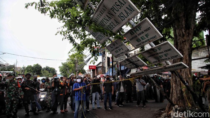 Sejumlah aparat gabungan datangi kawasan Petamburan untuk mencabut berbagai atribut terkait FPI. Pencabutan atribut dilakukan usai pemerintah resmi melarang FPI