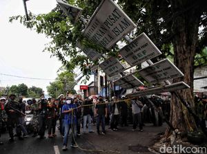 Foto: Aksi Aparat Gabungan Turunkan Atribut FPI