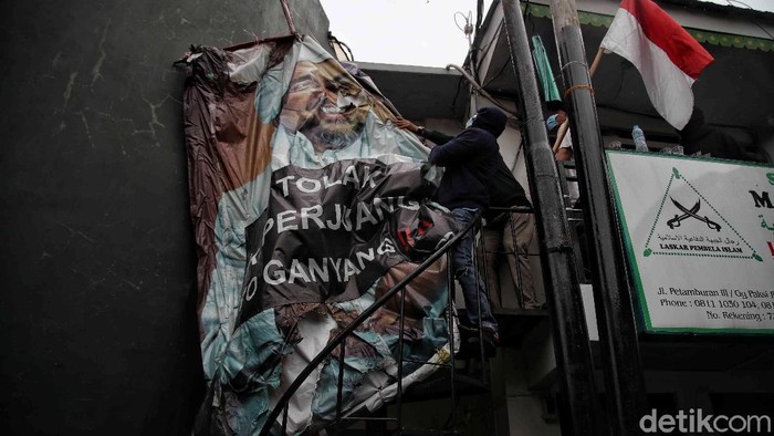 Sejumlah aparat gabungan datangi kawasan Petamburan untuk mencabut berbagai atribut terkait FPI. Pencabutan atribut dilakukan usai pemerintah resmi melarang FPI