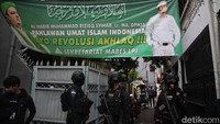 Pantauan detikcom, petugas gabungan terdiri atas Brimob hingga TNI mendatangi Jalan Petamburan, Jakarta Pusat, Rabu (30/12/2020) sekitar 16.05 WIB. Petugas langsung mencabuti spanduk-spanduk FPI.