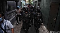Petugas tampak menyisir gang di kawasan Petamburan untuk menertibkan sejumlah atribut terkait FPI.