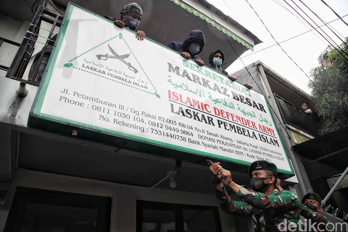 Sejumlah aparat gabungan datangi kawasan Petamburan untuk mencabut berbagai atribut terkait FPI. Pencabutan atribut dilakukan usai pemerintah resmi melarang FPI