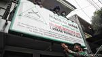 Foto: Aksi Aparat Gabungan Turunkan Atribut FPI