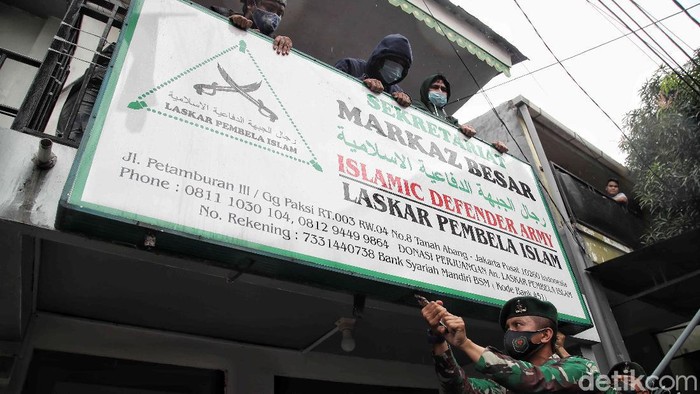 Sejumlah aparat gabungan datangi kawasan Petamburan untuk mencabut berbagai atribut terkait FPI. Pencabutan atribut dilakukan usai pemerintah resmi melarang FPI