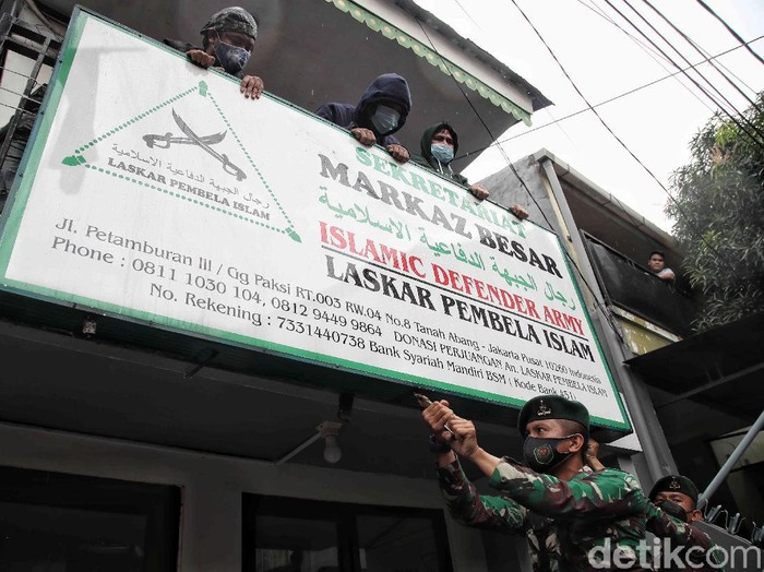 Sejumlah aparat gabungan datangi kawasan Petamburan untuk mencabut berbagai atribut terkait FPI. Pencabutan atribut dilakukan usai pemerintah resmi melarang FPI