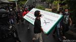 Foto: Aksi Aparat Gabungan Turunkan Atribut FPI