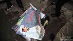 Foto: Aksi Aparat Gabungan Turunkan Atribut FPI