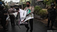 Sejumlah atribut terkait FPI ditertibkan petugas gabungan di kawasan Petamburan.
