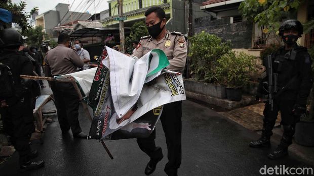 Sejumlah aparat gabungan datangi kawasan Petamburan untuk mencabut berbagai atribut terkait FPI. Pencabutan atribut dilakukan usai pemerintah resmi melarang FPI