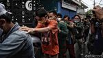 Foto: Aksi Aparat Gabungan Turunkan Atribut FPI