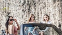 Wanita dengan nama asli Nur Amalina Hayati ini mengunggah foto ketika berada di balik kemudi Mini Cooper atap terbuka dengan pakaian yang tuai perhatian warganet. Foto: Instagram @anyageraldine