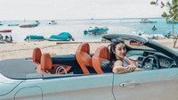 Selain MINI Cooper Cabrio, Anya juga tengah menjajal mobil BMW Convertible alias atap terbuka. Foto: Instagram @anyageraldine