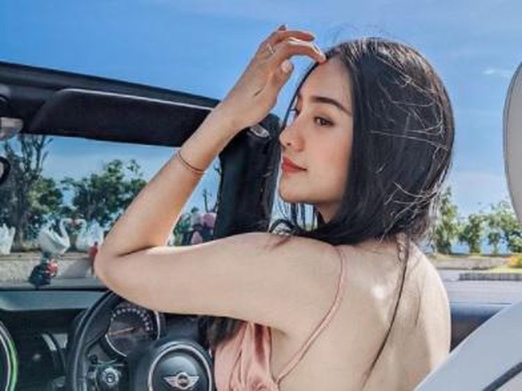 Potret Seksi Anya Geraldine, Naik Mobil Atap Terbuka yang Bikin Heboh Warganet