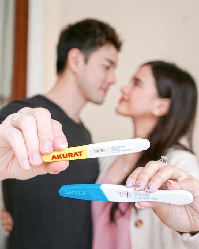 Audi Marissa saat ini tengah mangandung anak dari Anthony Xie. Kabar bahagianya tersebut, dibagikan Audi dan Anthony pada bulan November dengan memperlihatkan hasil test pack di Instagramnya.  Foto: dok. Instagram