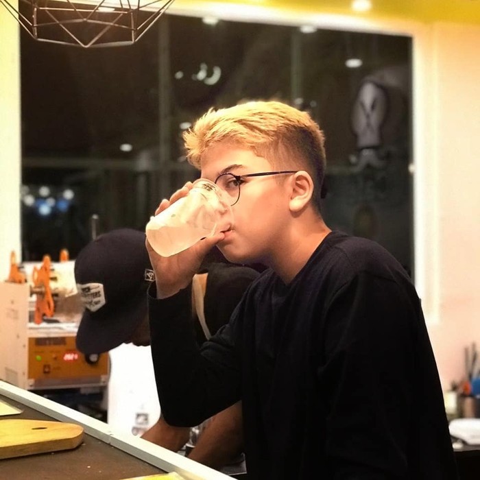 baim cilik Tak hanya tampan, Baim rupanya sedang merintis usaha. Ia kini jadi pebisnis muda. (Foto: Instagram @baimalkatiri)