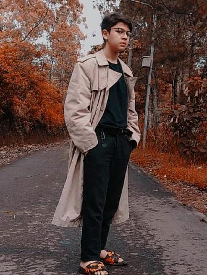 Penampilan Baim yang seperti ini bikin pangling ya, Bunda? Tampan banget he-he-he. (Foto: Instagram @baimalkatiri)