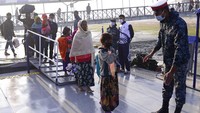 Meski rawan banjir dan bisa terendam saat air pasang, kondisi Bhasan Char disebut berbeda dengan tempat penampungan mereka sebelumnya yaitu di kamp Coxs Bazar, di mana kerap terjadi kekerasan yang membuat mereka merasa tidak aman dan semakin sulit.  