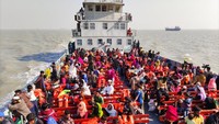 Ribuan pengungsi Rohingya menunggu di kapal angkatan laut saat diangkut ke pulau terpencil di Teluk Benggala, di Chittagong, Bangladesh, Selasa, (29/12/2020) waktu setempat.  