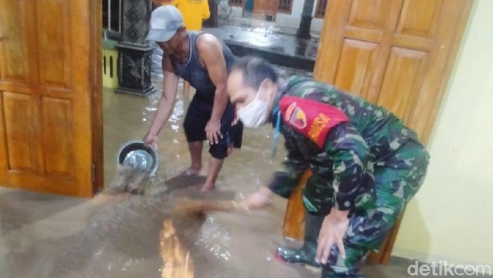 Banjir yang merendam 300 rumah di Desa Klumutan, Kecamatan Saradan, Madiun telah surut. Warga yang sebelumnya dievakuasi ke Masjid Al Hidayah, kini telah pulang membersihkan rumah.