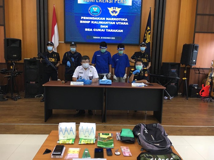 Bea Cukai Tarakan dan BNNP Kaltara menangkap 2 pria yang menyelundupkan sabu dari Malaysia (dok Istimewa)