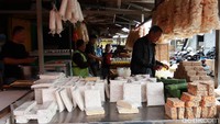 Salah satu penjual di Pasar Tradisional Gedebage, Kota Bandung, yang memperkecil ukuran tahu dan tempe dagangannya akibat kenaikan harga kedelai itu adalah Agus Sulaeman (51).