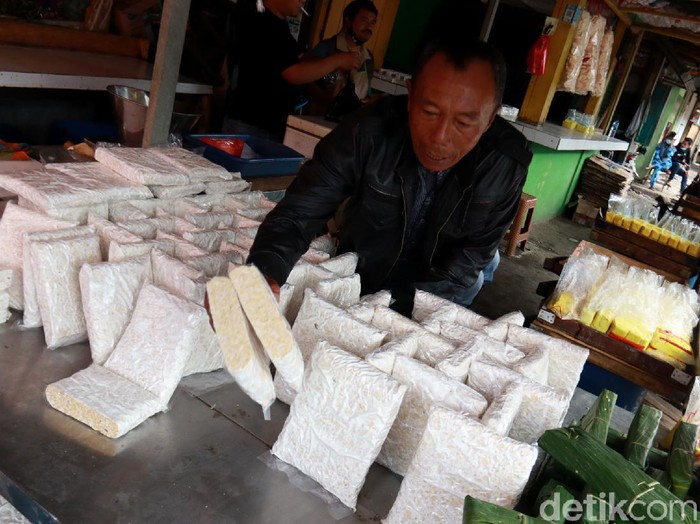 Pedagang tahu dan tempe di Bandung memutar otak untuk siasati harga kedelai yang naik. Caranya dengan memperkecil ukuran tahu dan tempe yang dijualnya.