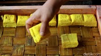 Tak hanya tempe, Agus yang juga merupakan perajin tempe dan tahu berujar, tahu juga sama diperkecil ukurannya dengan harga jual sama. Tahu yang dijual beragam, ada yang Rp 300, Rp 500 hingga Rp 1.000.