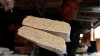 Agus mengungkapkan, pengurangan ukuran tahu dan tempe itu dilakukan karena harga kedelai yang merupakan bahan baku utama lauk pauk ini menjadi naik.