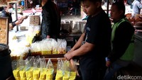 Atas kejadian ini, pihaknya mendapat keluhan dari para pembeli. Keluhan pasti, karena ukuran diperkecil, terangnya.