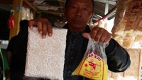 Pedagang tahun dan tempe di Bandung memperkecil ukuran tahu dan tempe yang dijualnya usai harga kedelai naik, Bandung, Rabu (30/12/2020).