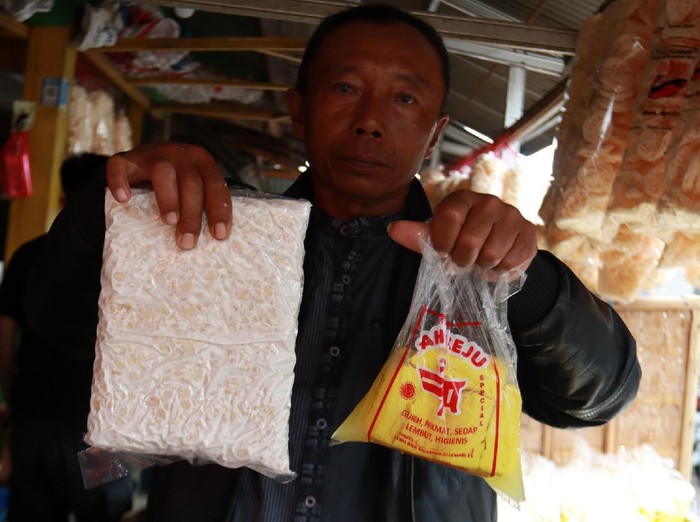 Begini Cara Pedagang di Bandung Siasati Harga Kedelai Naik Pedagang tahu dan tempe di Bandung memutar otak untuk siasati harga kedelai yang naik. Caranya dengan memperkecil ukuran tahu dan tempe yang dijualnya.