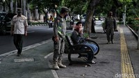 Sejumlah upaya seperti menutup dan melakukan pengendalian ketat sejumlah fasilitas publik dan ruas jalan di Jakarta itu dilakukan guna mengantisipasi lonjakan angka kasus COVID-19 di Ibu Kota.