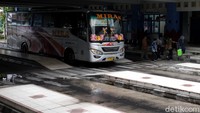 Nampaknya pada libur panjang kali ini ini belum banyak masyarakat yang memanfaatkan moda transportasi darat khususnya bus.