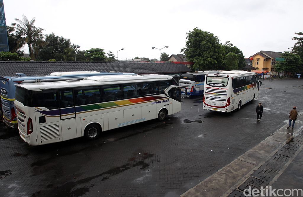 Libur tahun baru kerap dimanfaatkan warga untuk pergi ke luar kota, salah satunya Yogyakarta. Seperti apa suasana di Terminal Giwangan saat libur tahun baru?