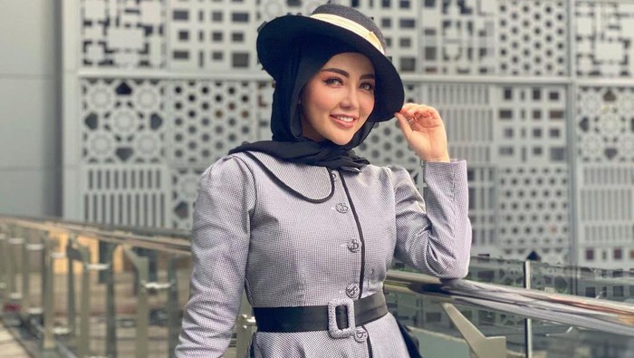 Bella Shofie berhijab